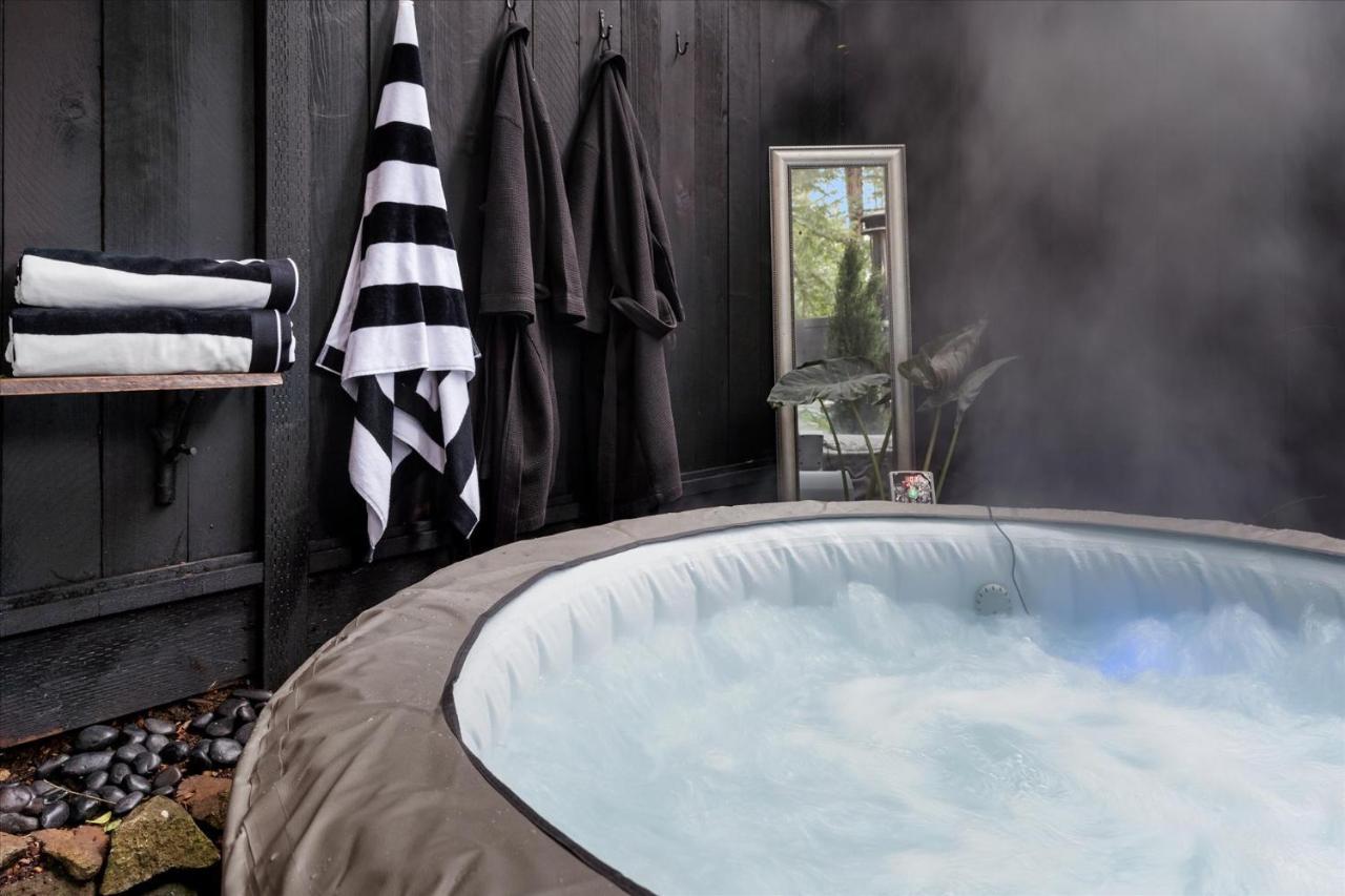 The Black Nest - Hot Tub Romantic Getaway Герневилл Экстерьер фото